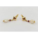 18 kt yellow gold earrings with rubies and river pearls