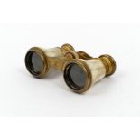 Theater binoculars in brass and mother-of-pearl