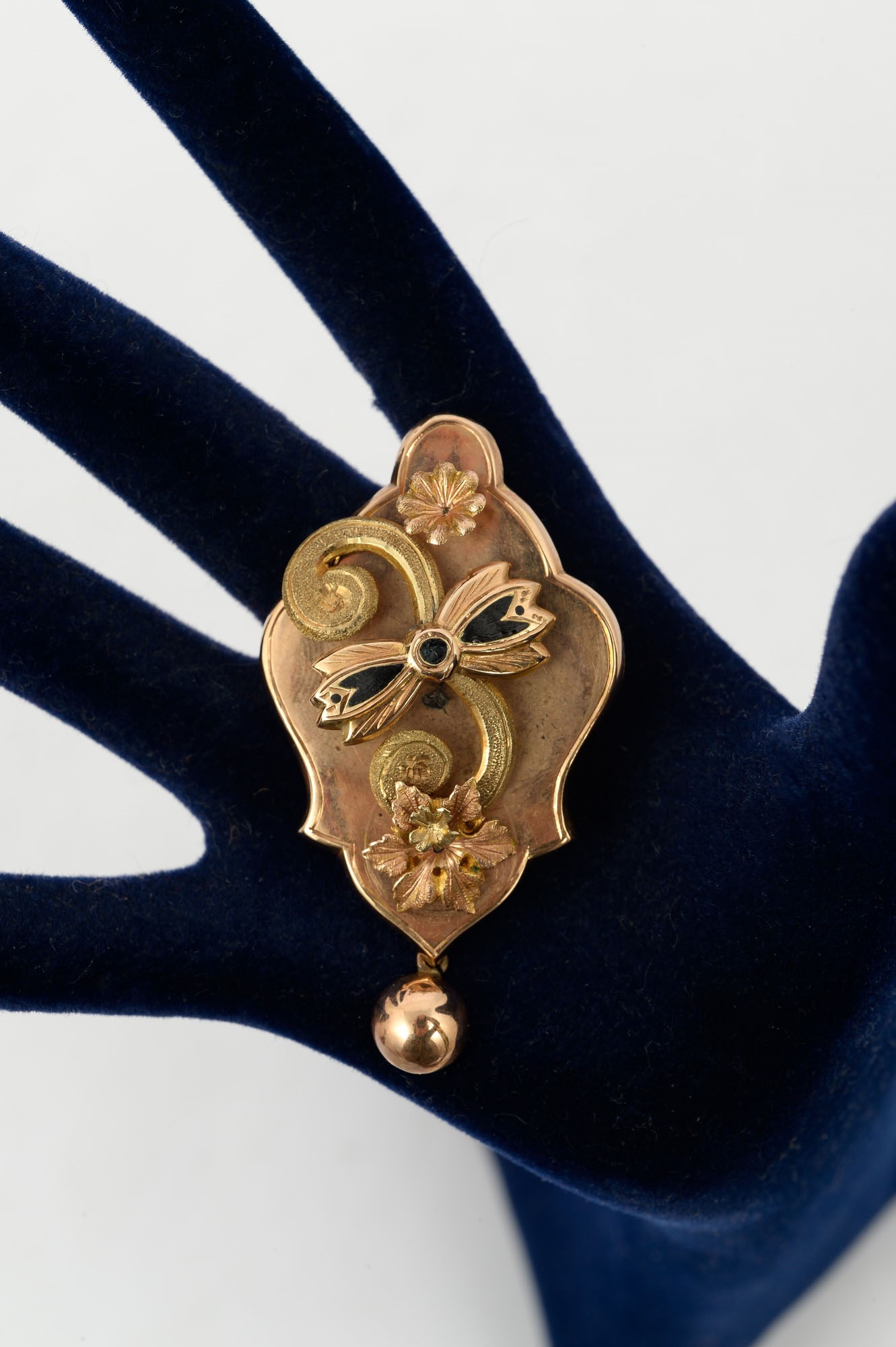 Lot of a brooch, a ring and a low-karat gold earring - Image 4 of 4