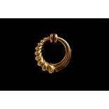 18 kt rose gold brooch '40, with insert of synthetic carré cut rubies