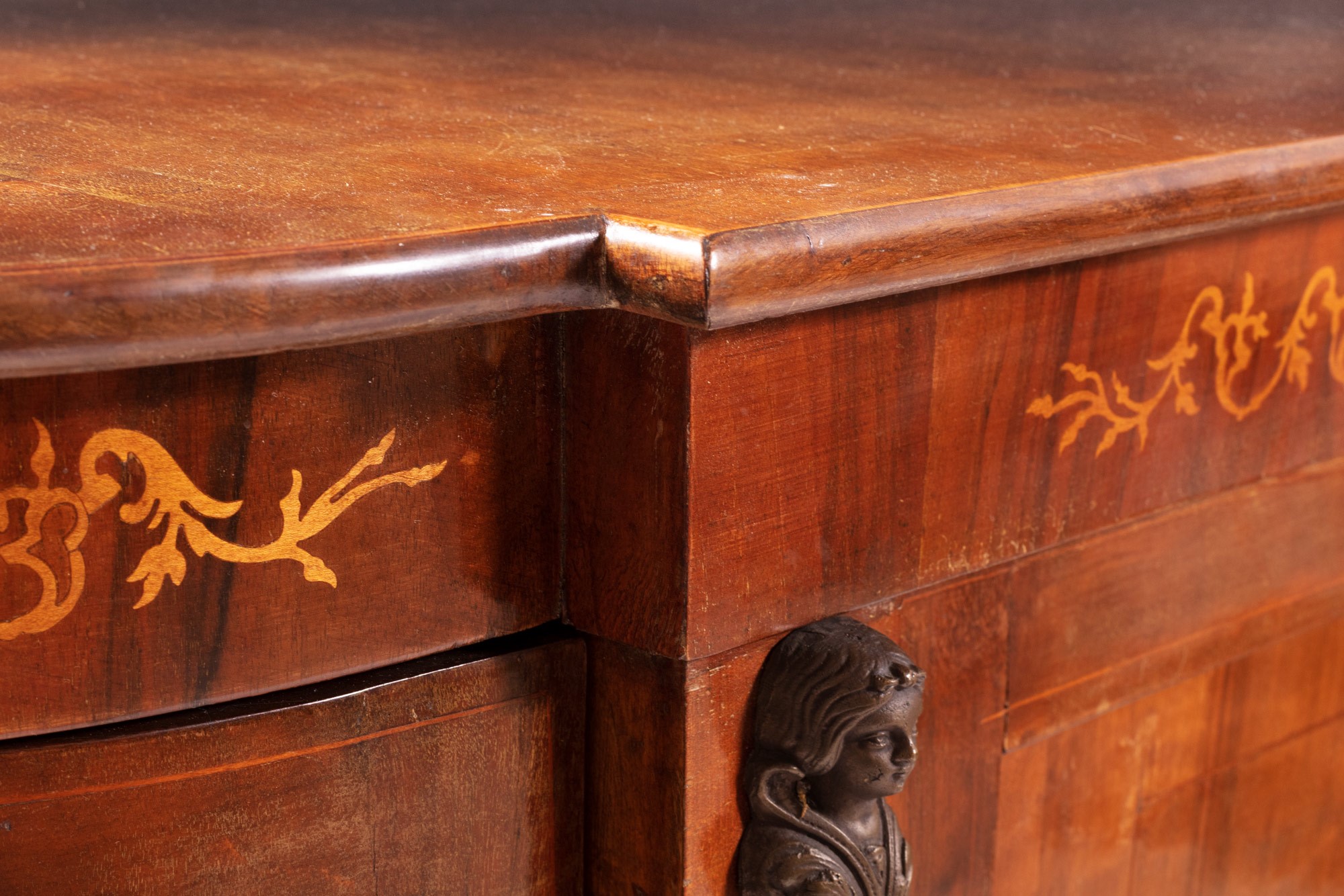 Three-door sideboard in mahogany manifacture lombarda, '50-'60, with floral fruit wood inlays and - Image 9 of 11