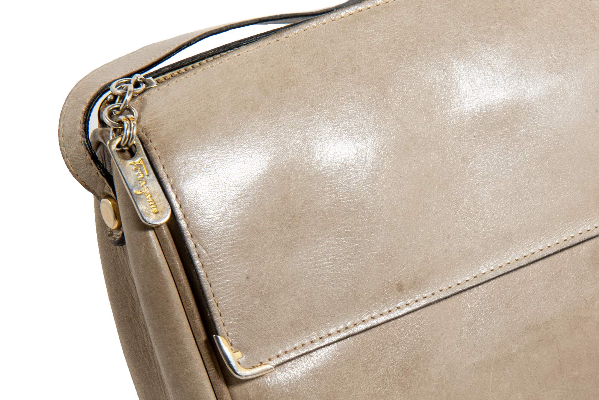 Salvatore Ferragamo shoulder bag, '70- '80, small shoulder strap in dove gray leather, with golden - Image 3 of 6