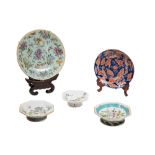 Lot of five polychrome porcelain saucersCina, late 19th - early 20th century, different shapes and