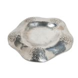 Centerpiece in hammered 800 silver manifacture Italy, mid 20th century, gr 856diam. 38 cm
