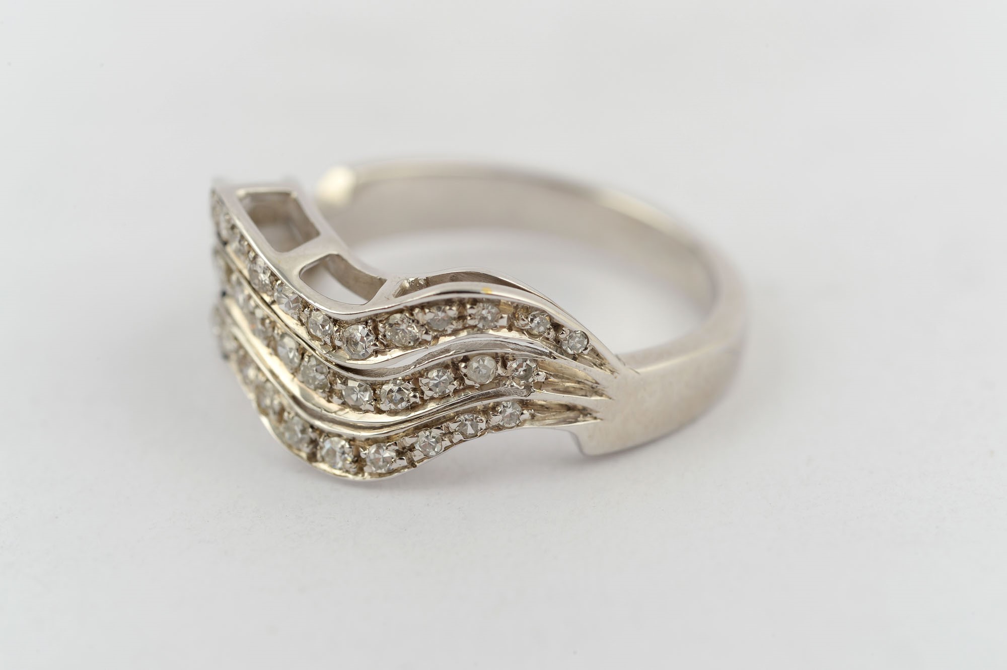 18 kt white gold ring manifacture contemporary, consisting of three wave elements with 35 - Image 2 of 3