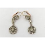 Pair of earrings early 20th century, in 18 kt white and red gold with drop cut, round cut and huit