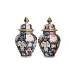 Pair of potiches with lidsGiappone, mid 19th century, porcelain with Imari decoration, blue
