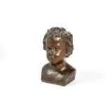 Bust of a boy in bronzePeriodo Liberty, signedh 21 cm