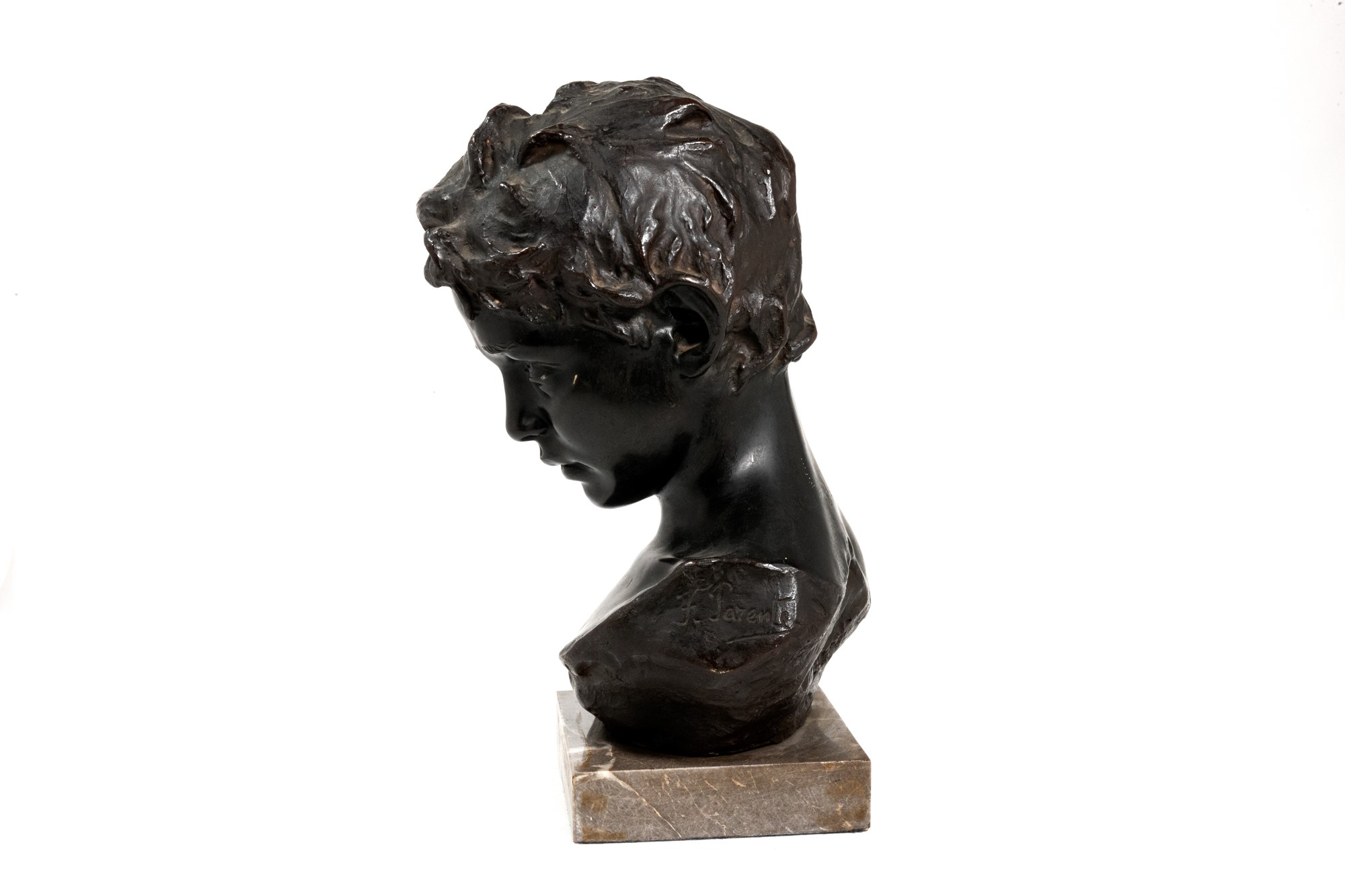 Francesco Parente (1885 - 1969) Bust of a boy in bronze, signed, based on red Levanto marble41 x - Image 4 of 8