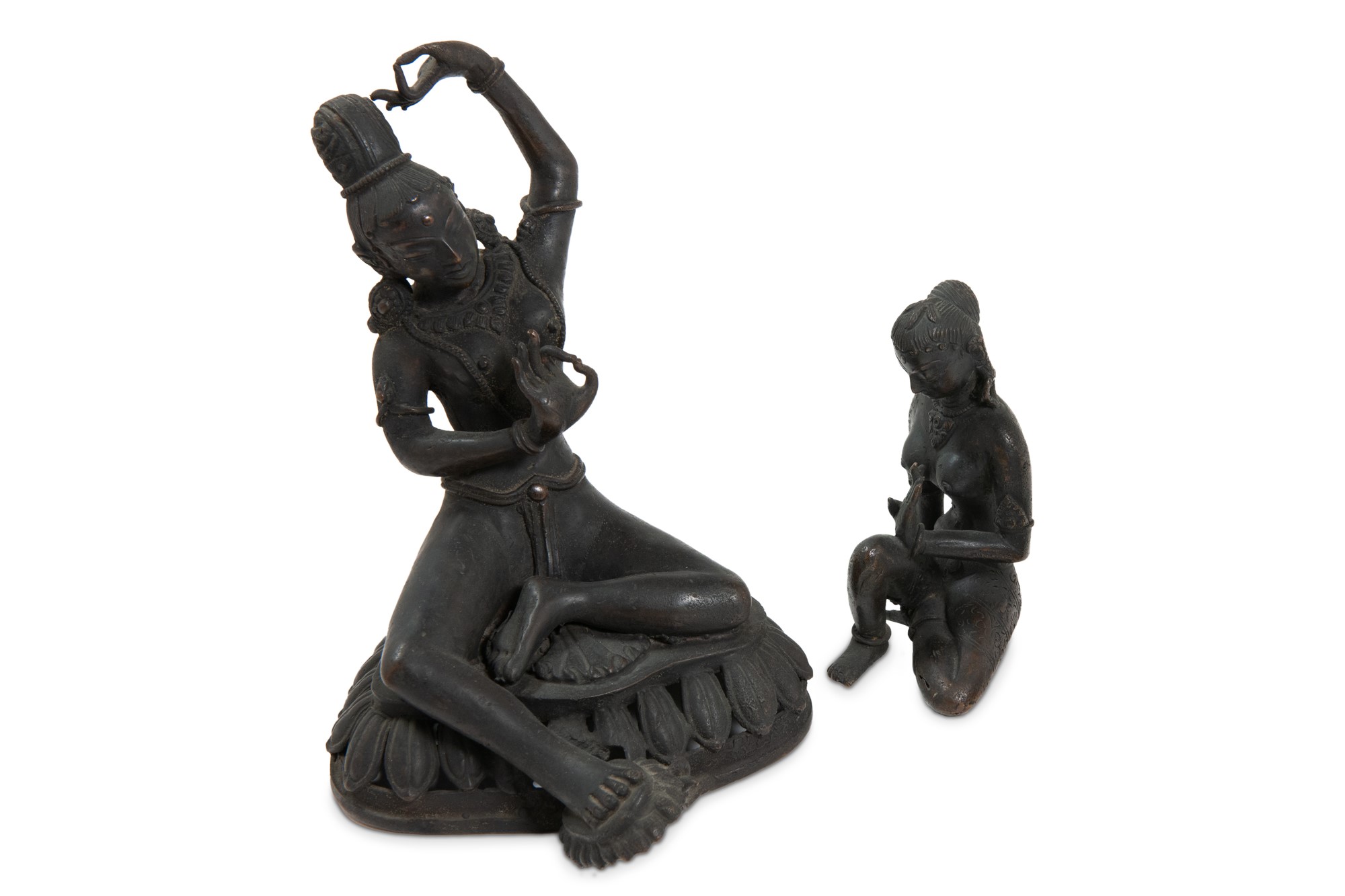 Lot of two bronze deities manifacture sud-est asiatica, 20th century, h 20 cm and 13 cm - Image 2 of 4
