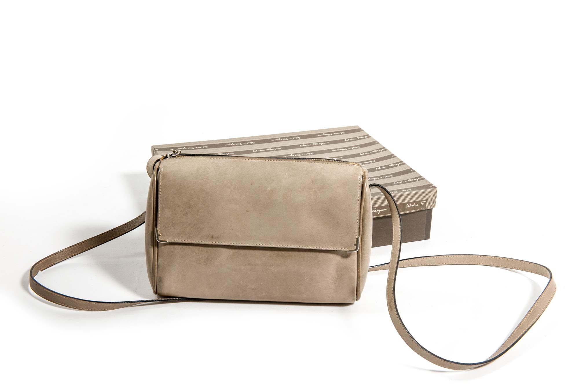 Salvatore Ferragamo shoulder bag, '70- '80, small shoulder strap in dove gray leather, with golden - Image 5 of 6