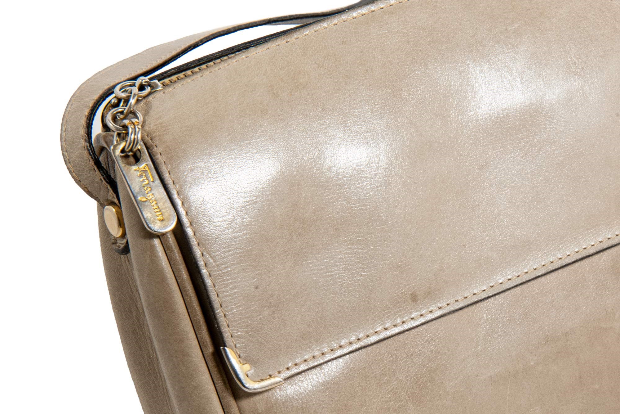 Salvatore Ferragamo shoulder bag, '70- '80, small shoulder strap in dove gray leather, with golden - Image 4 of 6