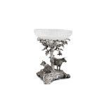 Épergne in sterling silverInghilterra, periodo vittoriano, depicting an oak tree holding up a carved