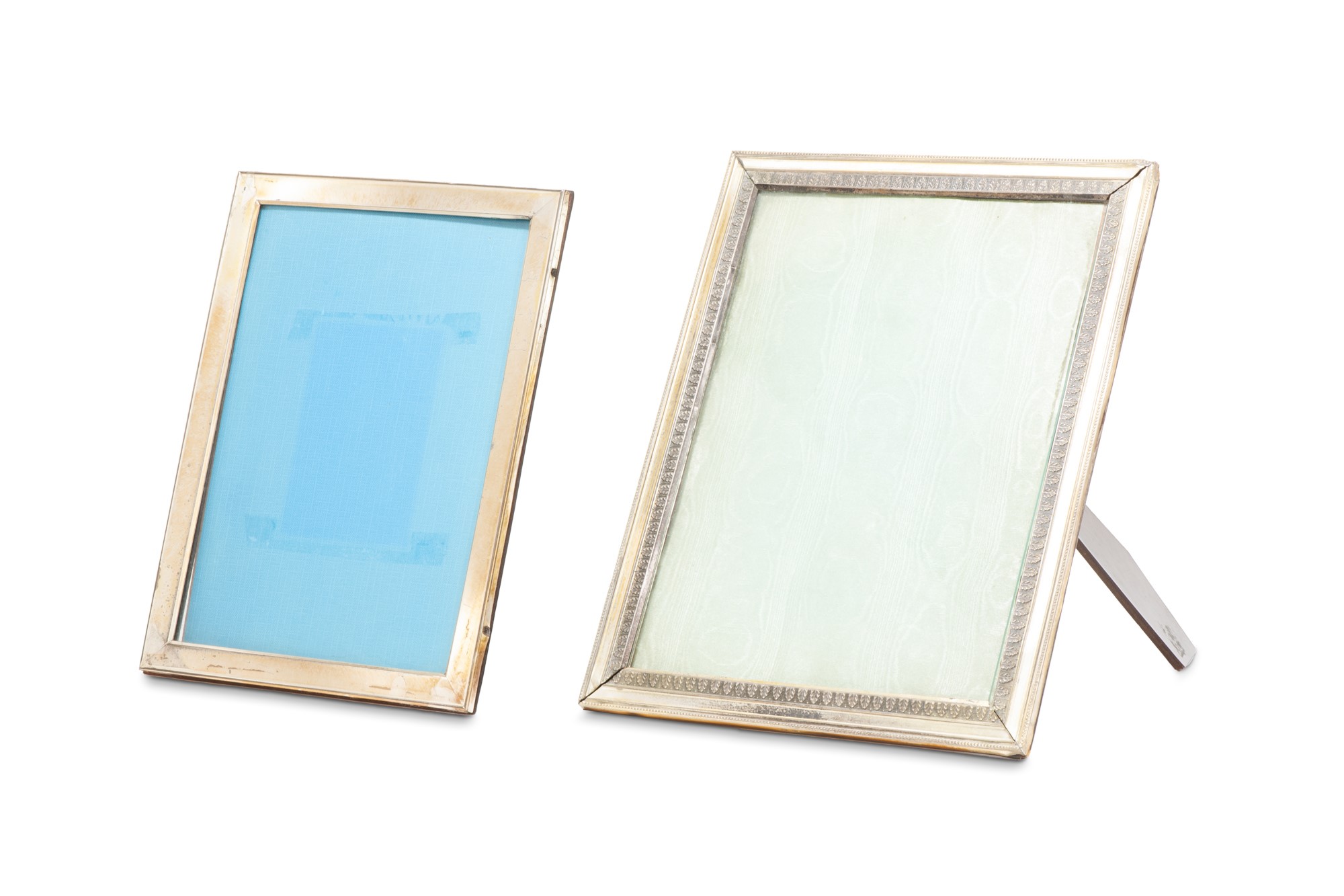 Lot of two silver photo frame, mid 20th century, 23.5 x 17.5 cm and 27 x 21 cm