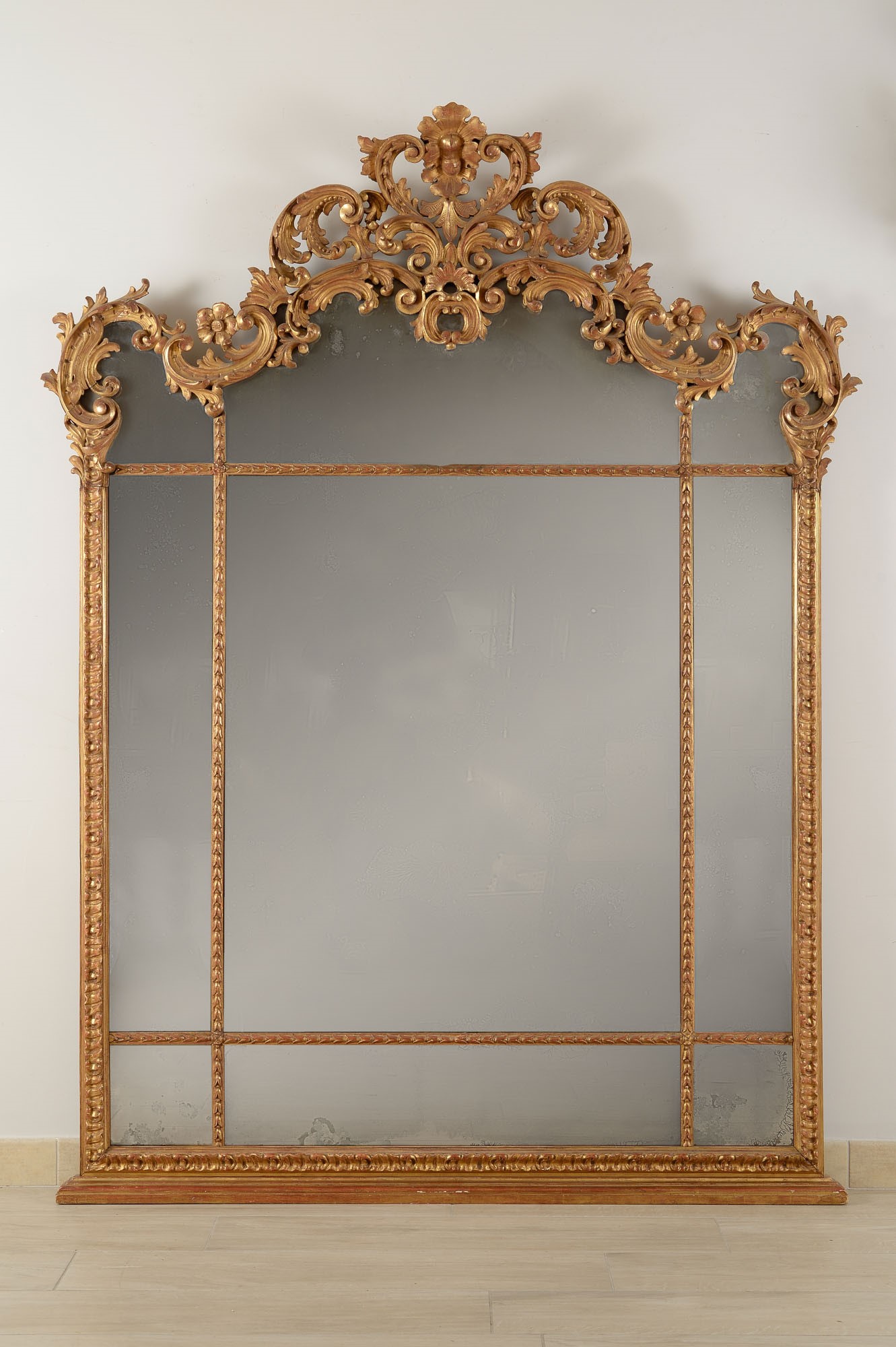 Venetian mirror in gilded and carved woodVenice, early 19th centuryrich molding with rocaille