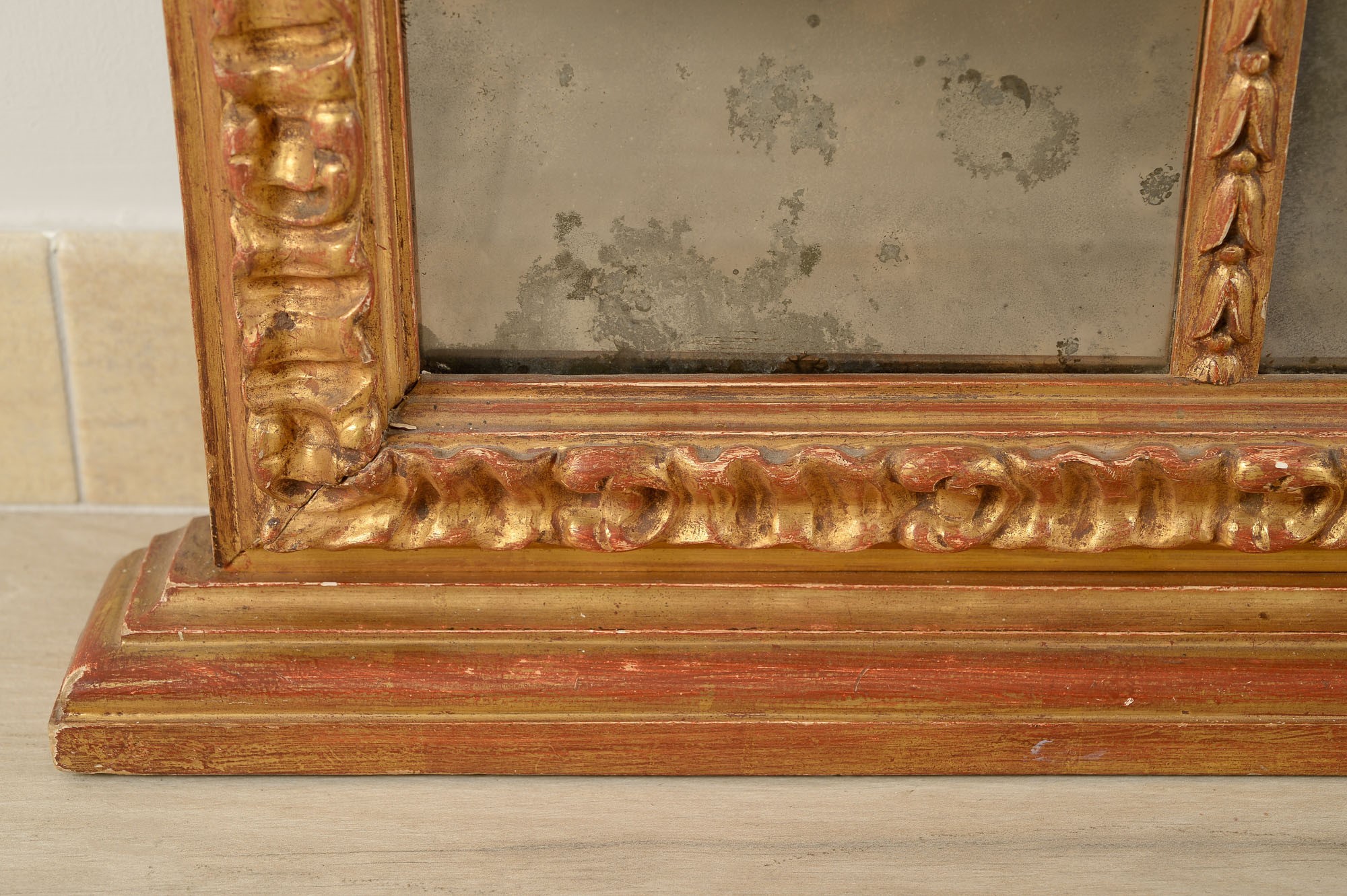 Venetian mirror in gilded and carved woodVenice, early 19th centuryrich molding with rocaille - Image 4 of 7