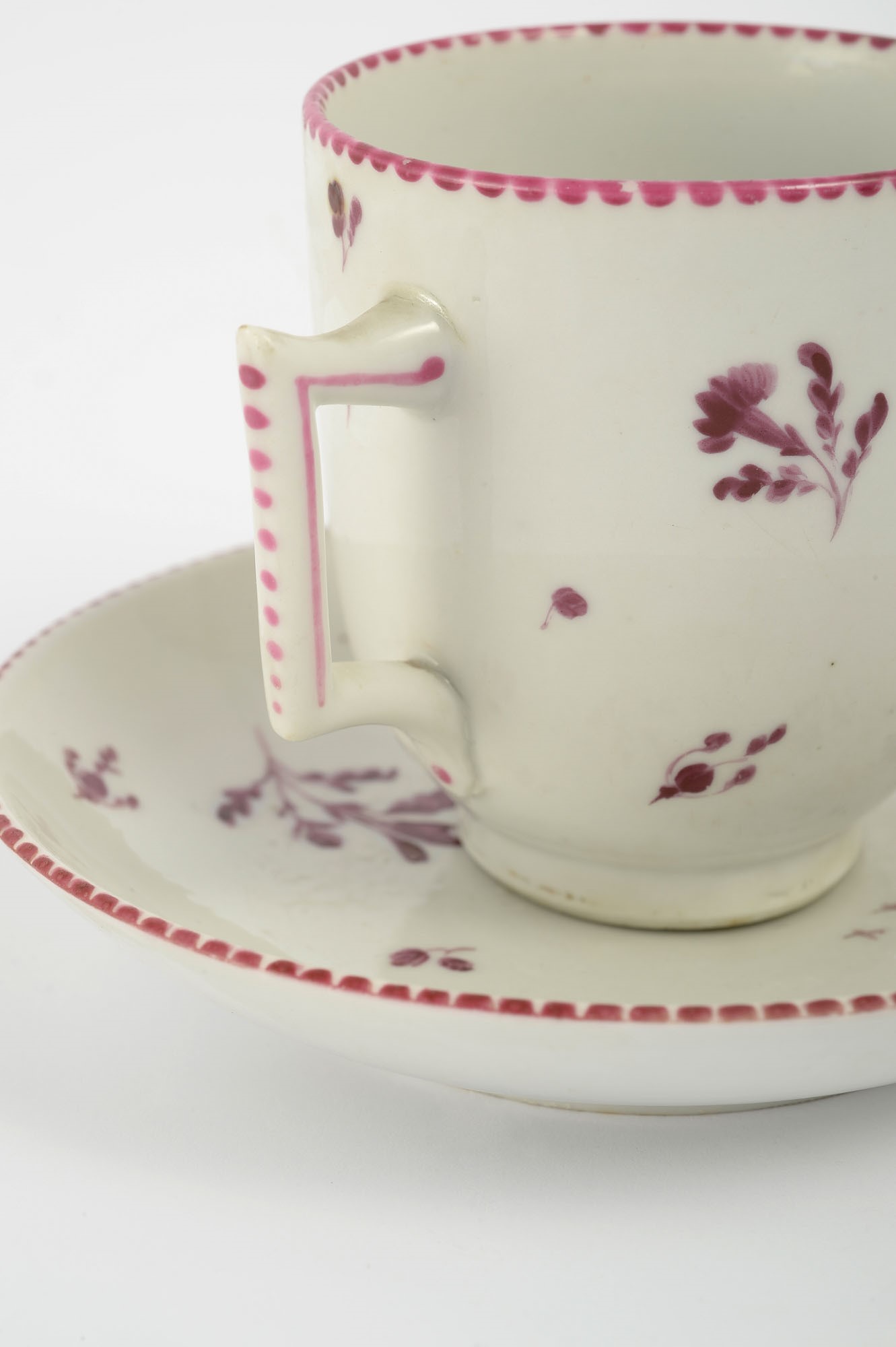 Pair of cups with p lates in white and purple porcelainVenetian manufacture, 19th century8 x 14 cm - Image 2 of 3