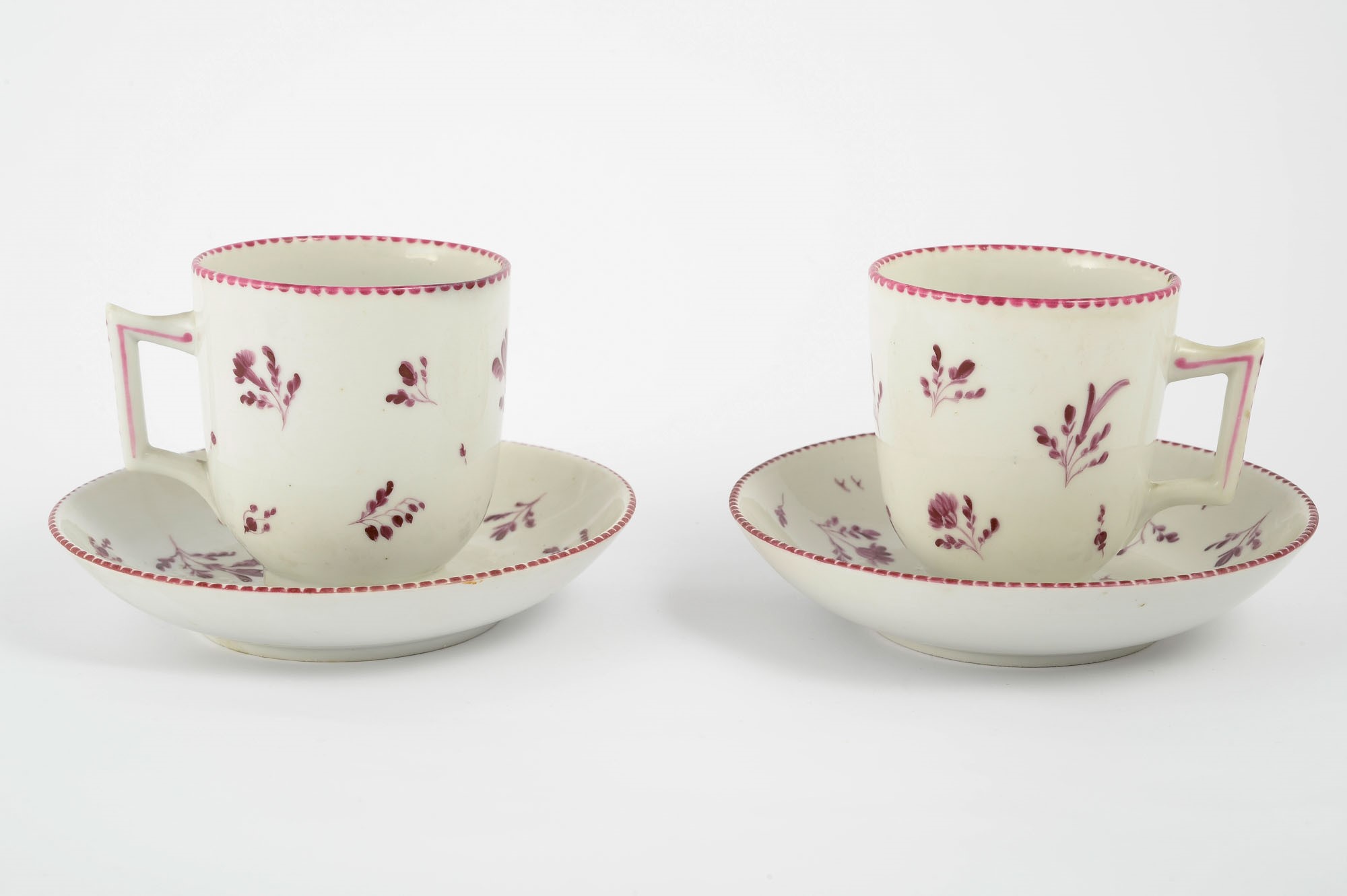 Pair of cups with p lates in white and purple porcelainVenetian manufacture, 19th century8 x 14 cm