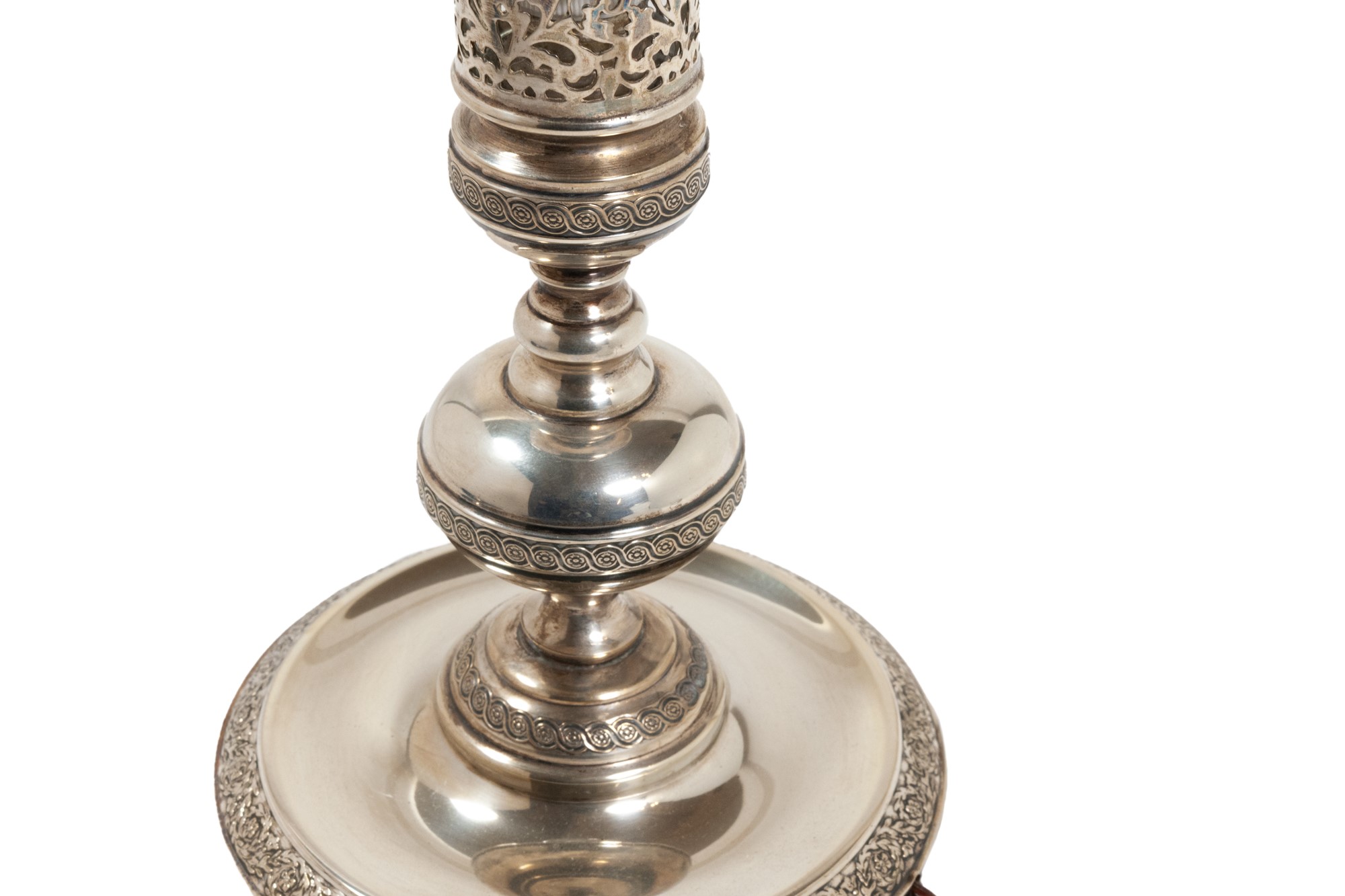 Silver table lampItaly, 1960scircular base with border decorated with plant motifs, baluster - Image 2 of 2