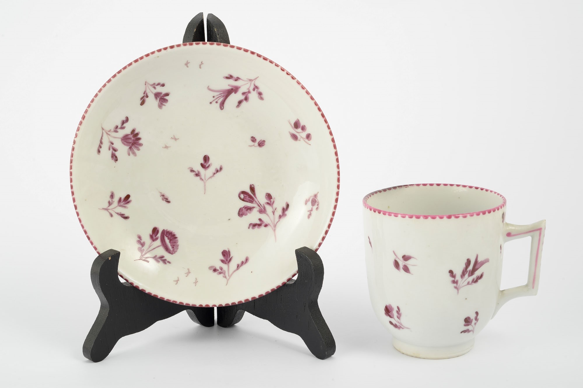 Pair of cups with p lates in white and purple porcelainVenetian manufacture, 19th century8 x 14 cm - Image 3 of 3