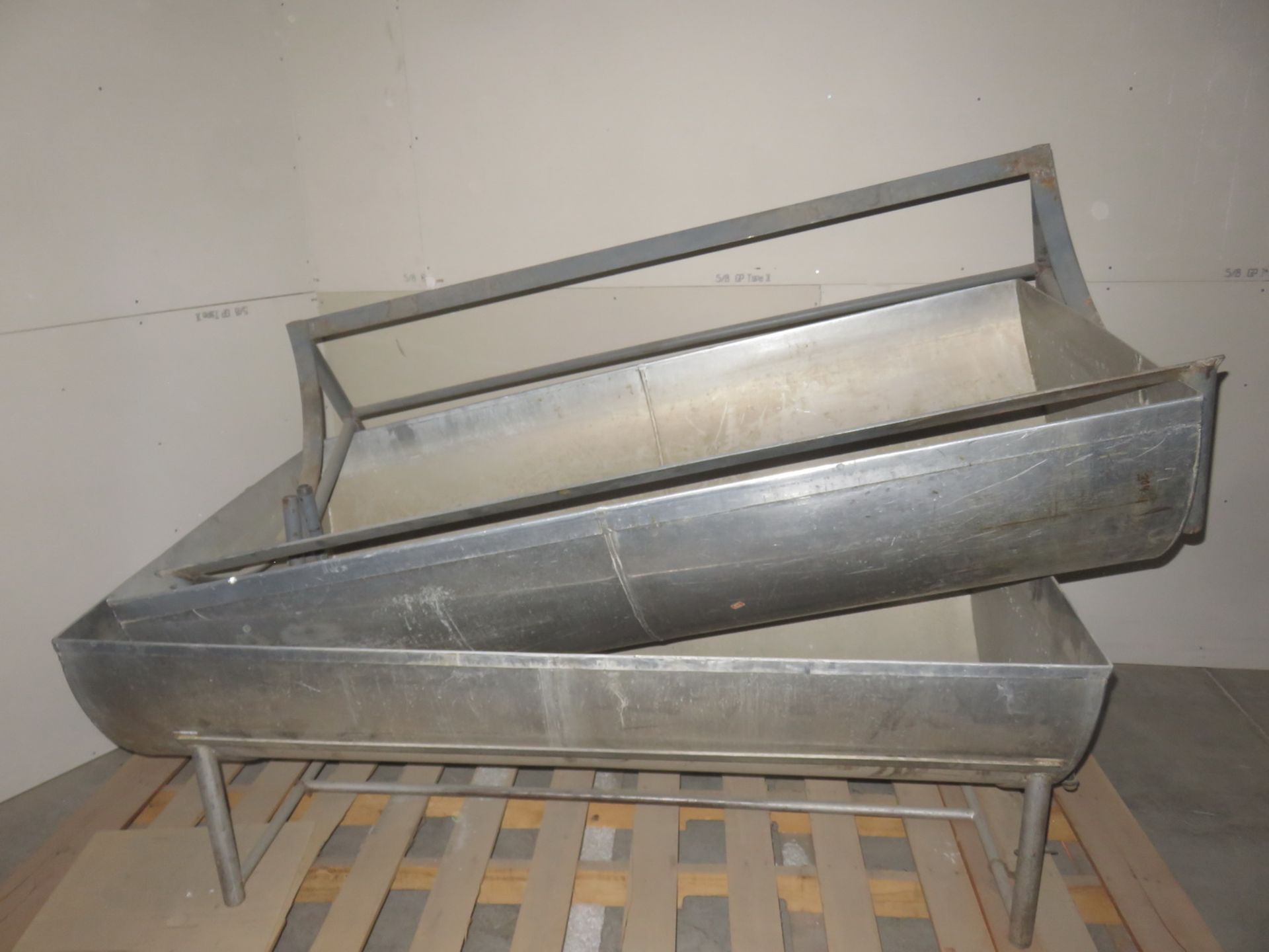 UNITS - STEEL 3' X 6' TROUGHS W/ STANDS