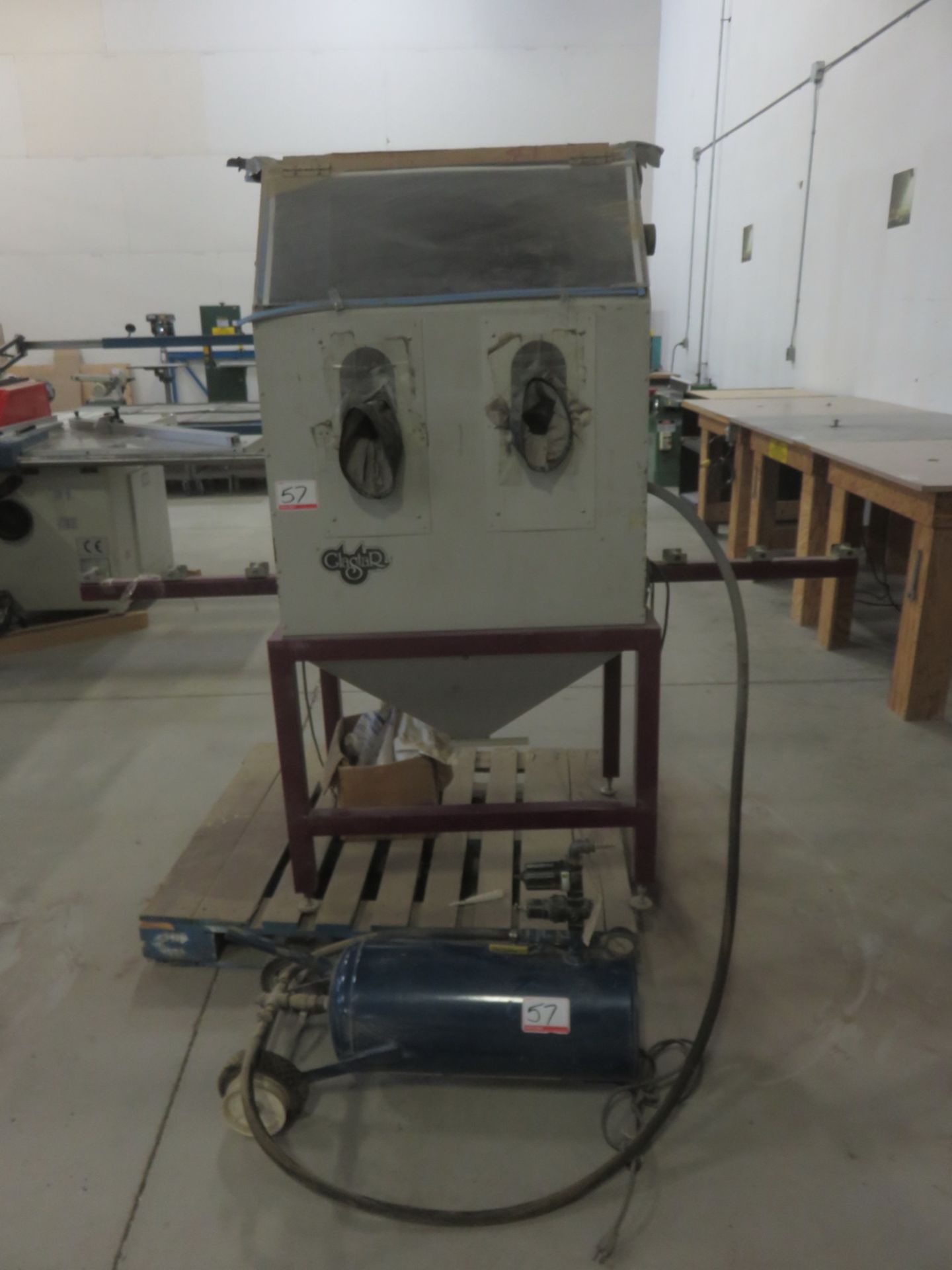 GLASTAR GLASS SAND BLASTING CHAMBER W/ SUPPLY TANK