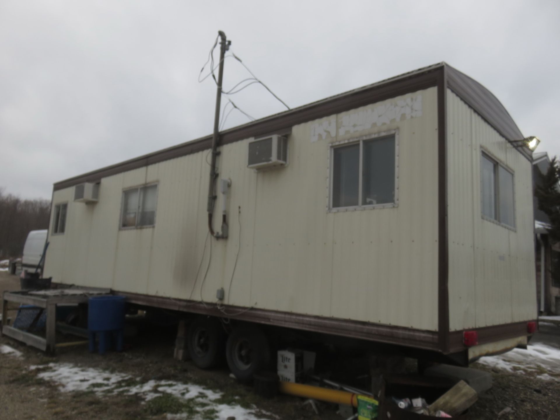 COMMERCIAL STRUCTURES 30' TANDEM AXLE MOBILE OFFICE TRAILER (MUST GET LICENSED ELECTRICIAN TO - Bild 2 aus 6