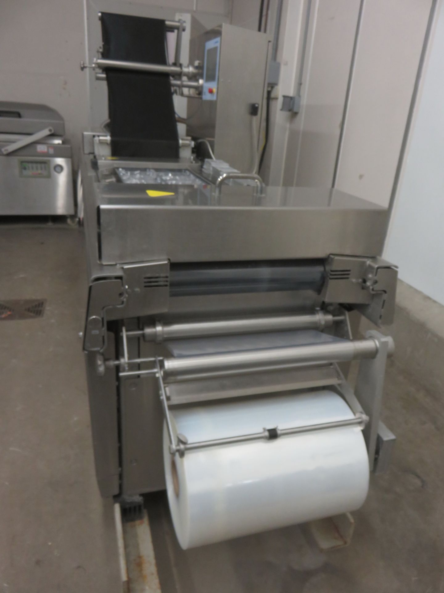 2013 MULTIVAC BASELINE F100 THERMOFORMER PACKAGING MACHINE, C/W TOUCH SCREEN CONTROLS & VACUUM PUMP - Image 3 of 9