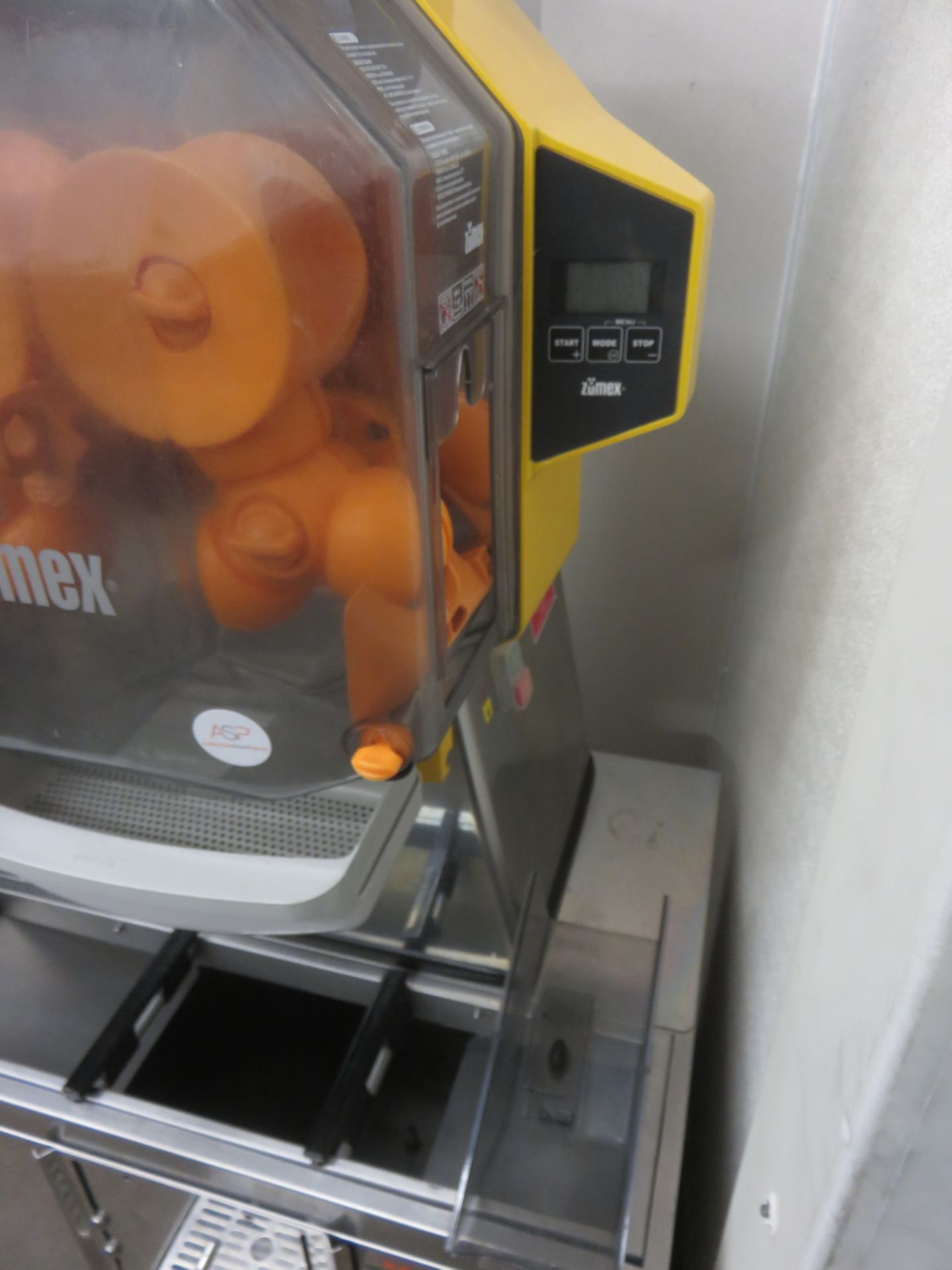 2016 ZUMEX SPEED PRO BASIC 115V ORANGE JUICING MACHINE - Image 3 of 3