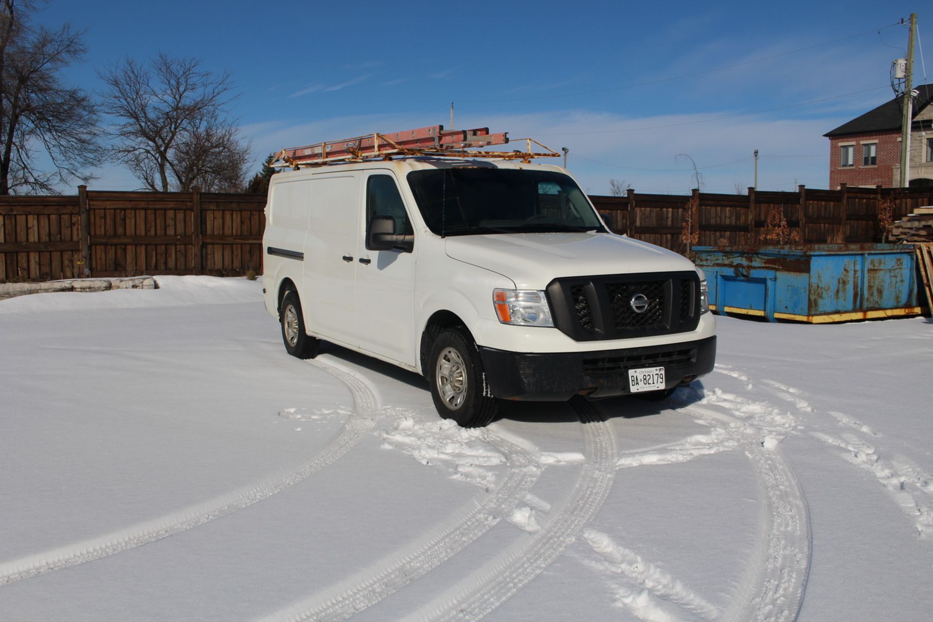 2014 NISSAN 2500 HD S NV CARGO VAN W/ 4.0L V6 GAS ENGINE RWD W/ LADDER RACKS AND BUILT-IN STORAGE