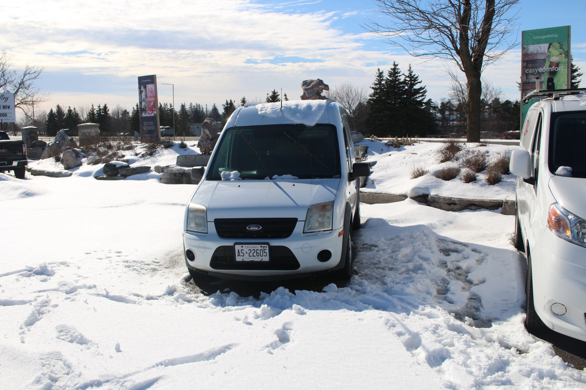 2011 FORD TRANSIT CONNECT XLT CARGO VAN W/ L4, 2.0L 4-CYL, GAS ENGINE, FWD, (211,929 KMS)