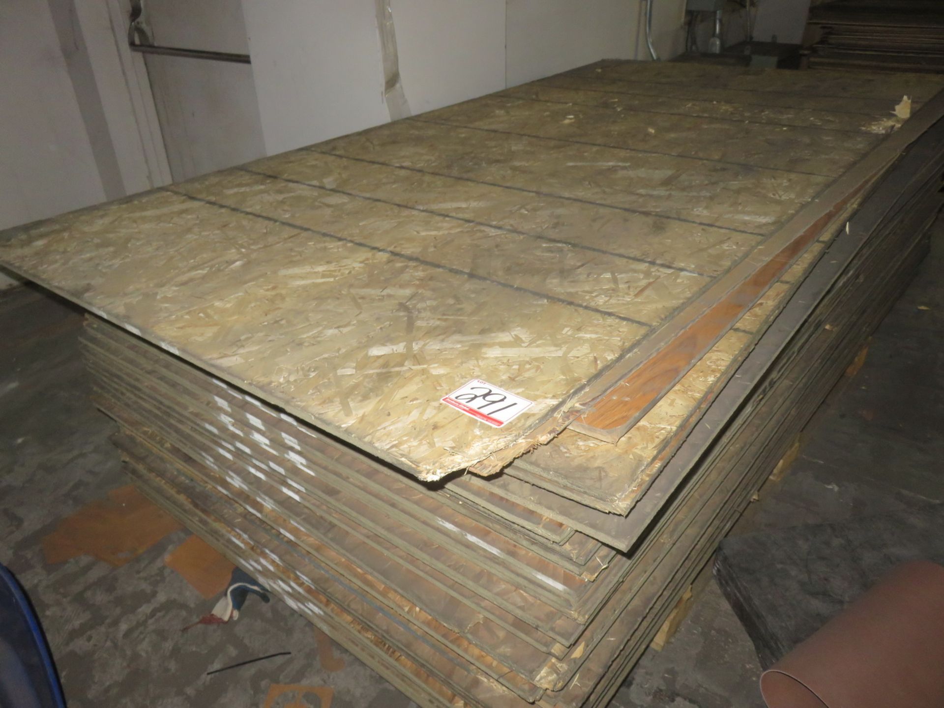 LOT - PLAIN ASSORTED 4' X 8' CHIP BOARD & PLYWOOD SHEETS (APPROX 40 PCS)