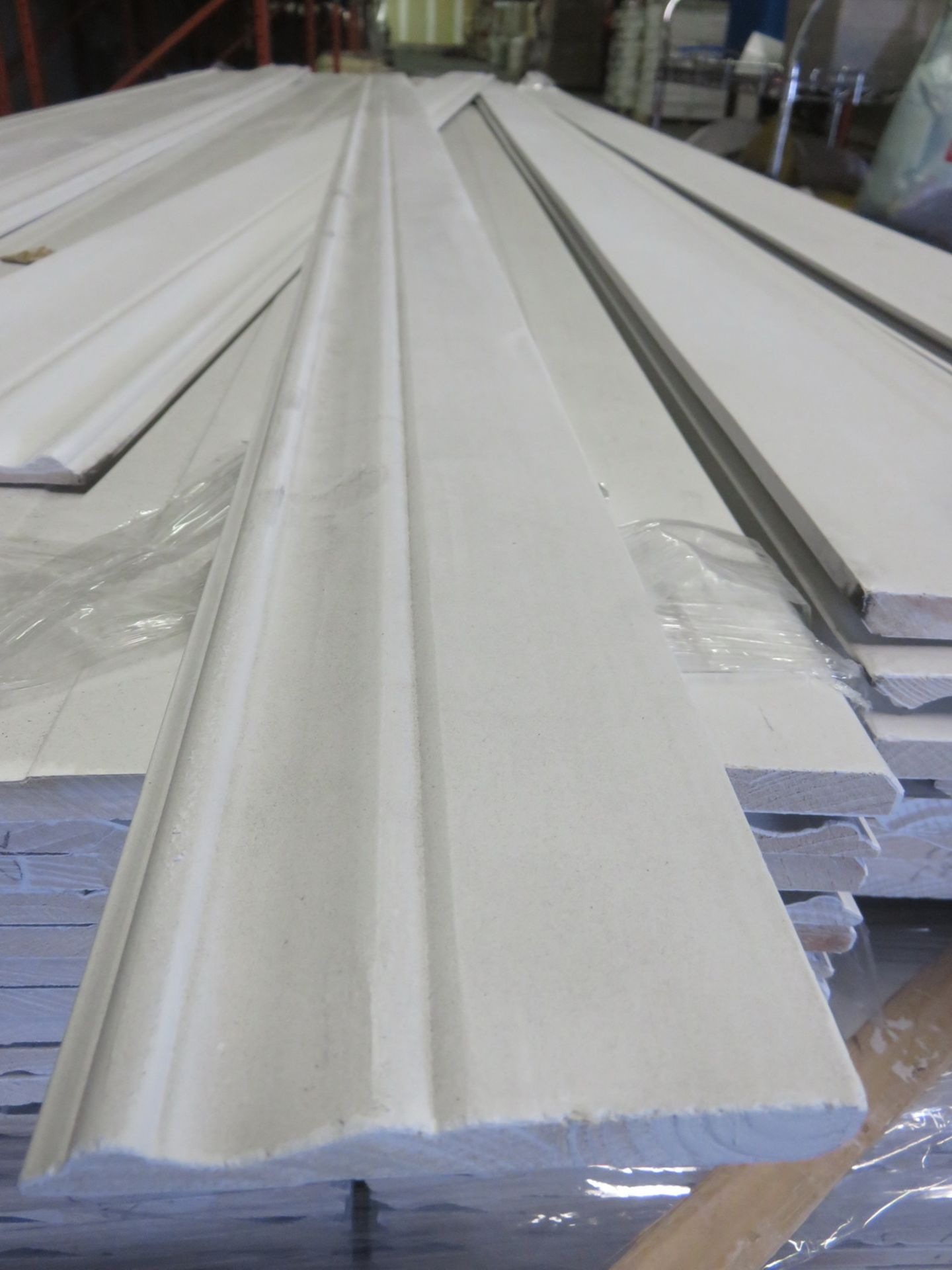 LOT - 0.47" X 3.94" X 116.15"L MDF BASEBOARD WALL MOULDING (902 PCS - 1 SKID) - Image 2 of 3