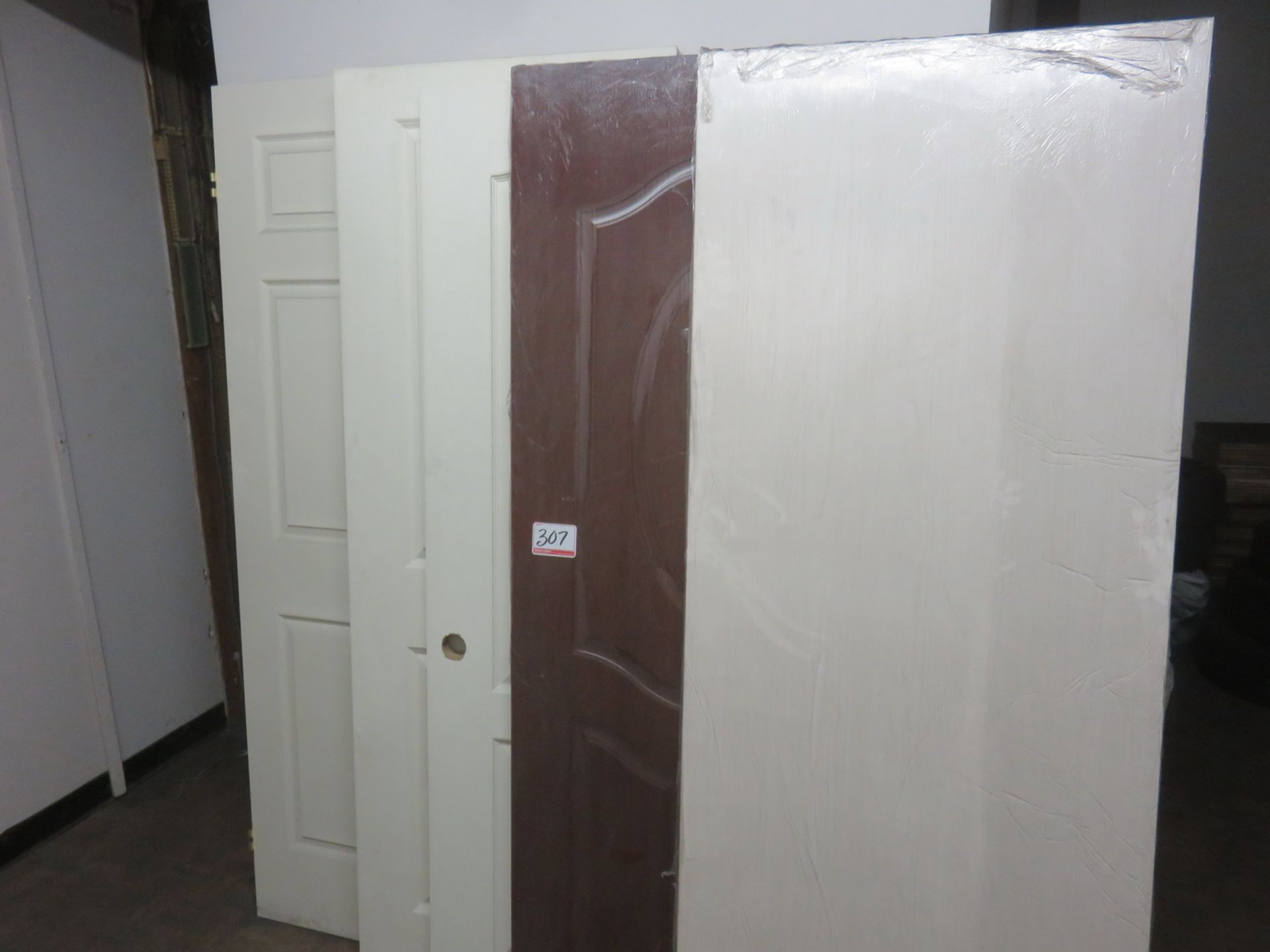 LOT - WHITE / BROWN ASSTD DOORS (4 UNITS)