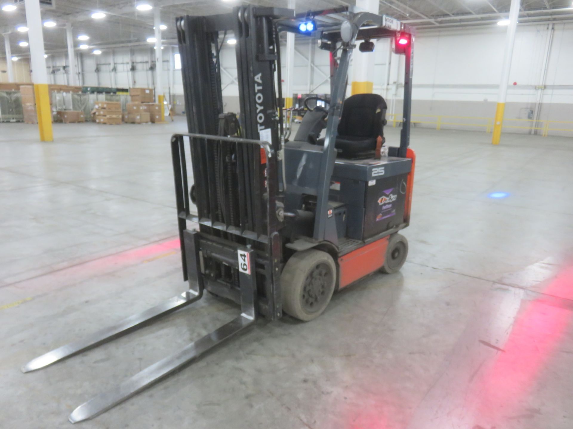 TOYOTA 8FBCU25 5000 LB CAPACITY 4-WHEEL ELECTRIC FORKLIFT W/ 189" H LIFT, 3-STAGE MAST, SIDE SHIFT