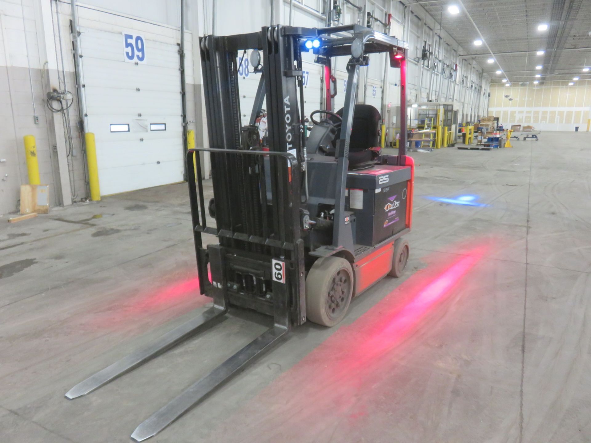 TOYOTA 8FBCU25 5000 LB CAPACITY 4-WHEEL ELECTRIC FORKLIFT W/ 189" H LIFT, 3-STAGE MAST, SIDE SHIFT