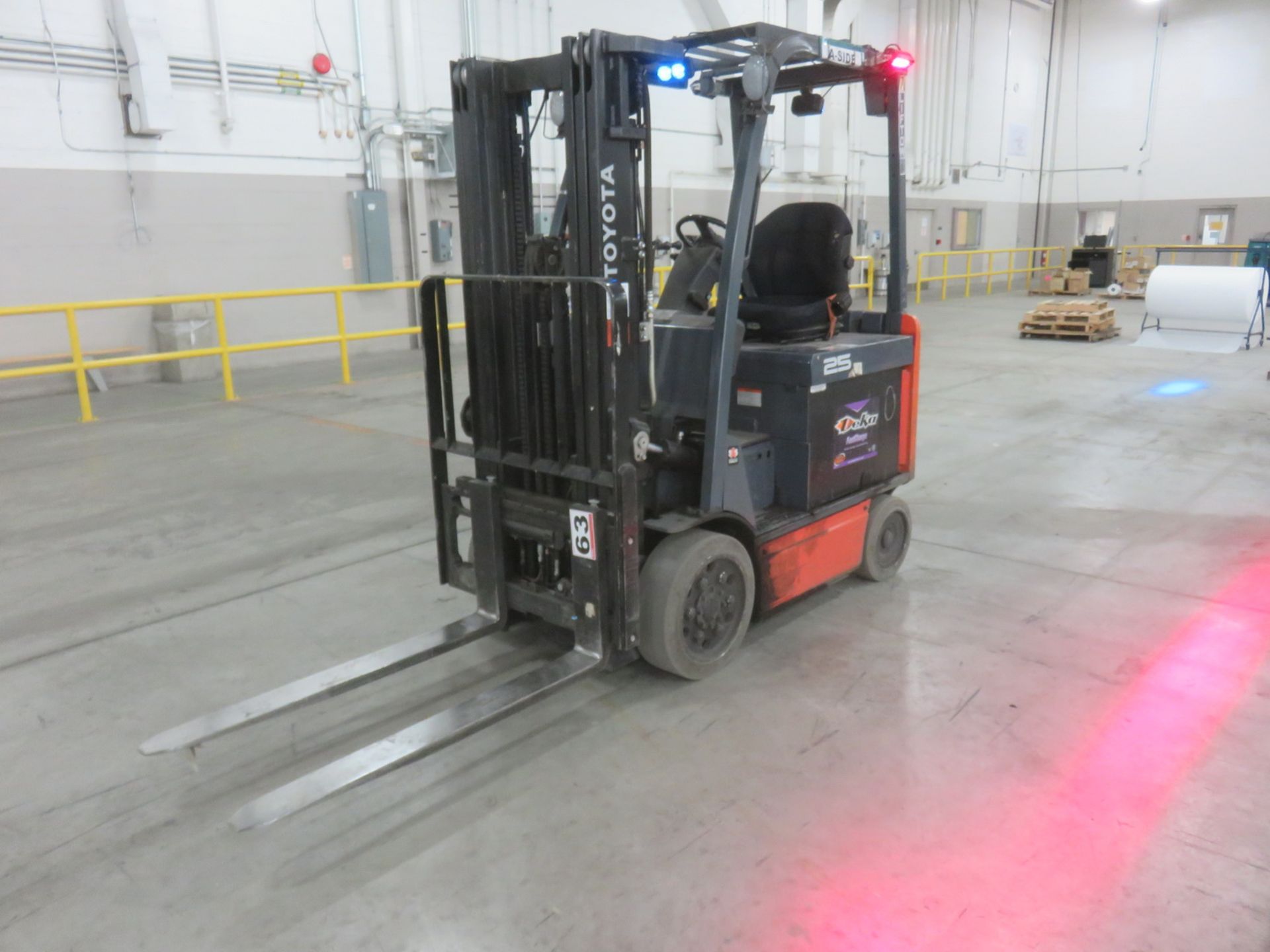 TOYOTA 8FBCU25 5000 LB CAPACITY 4-WHEEL ELECTRIC FORKLIFT W/ 189" H LIFT, 3-STAGE MAST, SIDE SHIFT