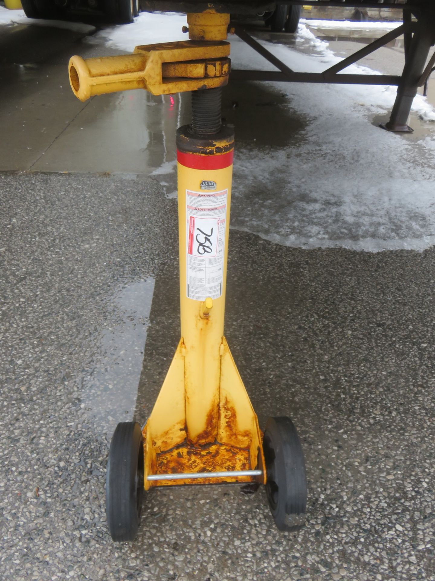 ULINE RATCHET BEAM TRAILER JACK (OUTSIDE) (MUST STAY UNTIL MARCH 26)