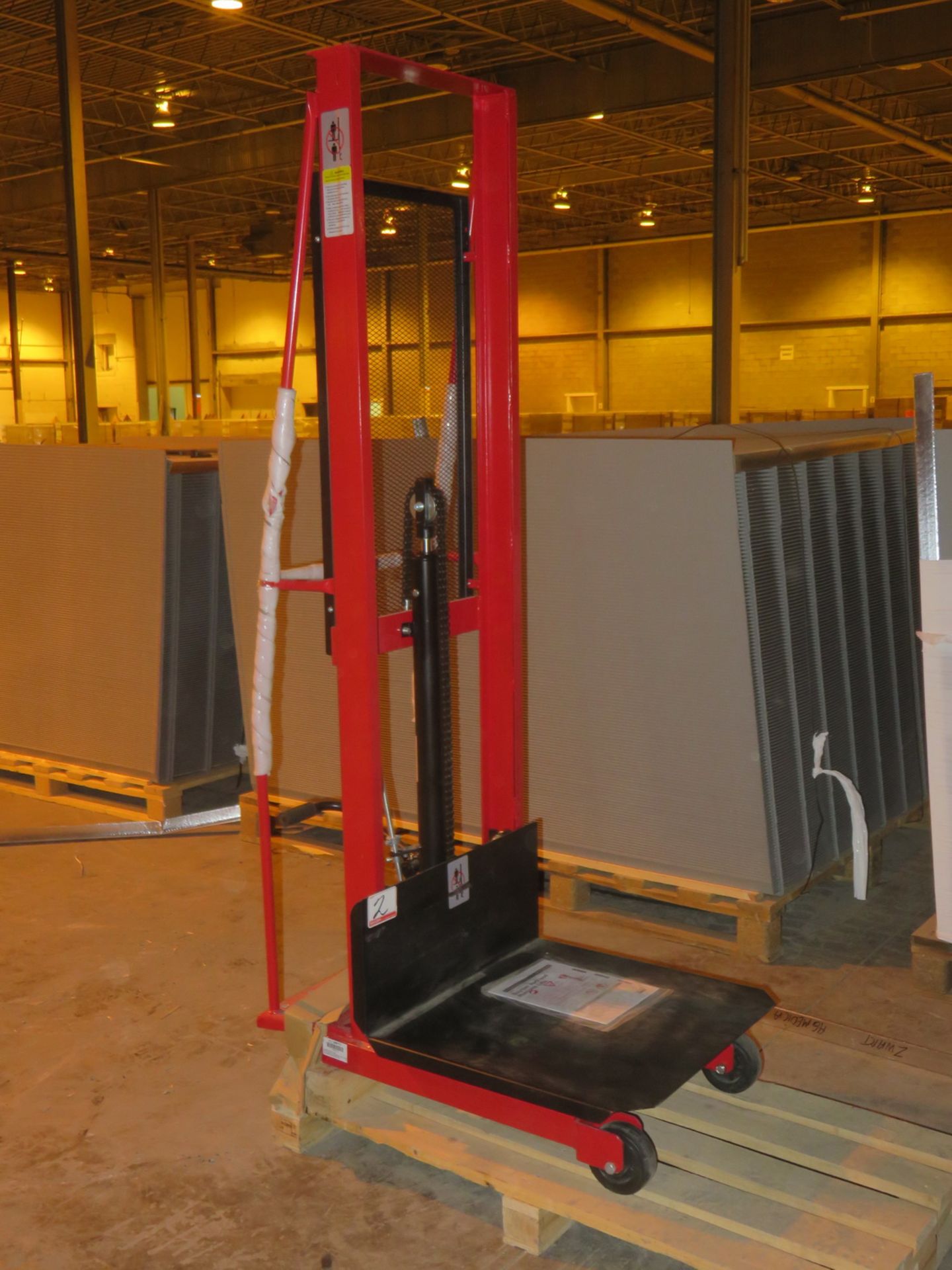 NEW - DAYTON 2MPT3 1000LBS CAP HYDRAULIC (FOOT ACTIVATED) 24" X 24" X 80" LIFT PORTABLE DIE LIFT