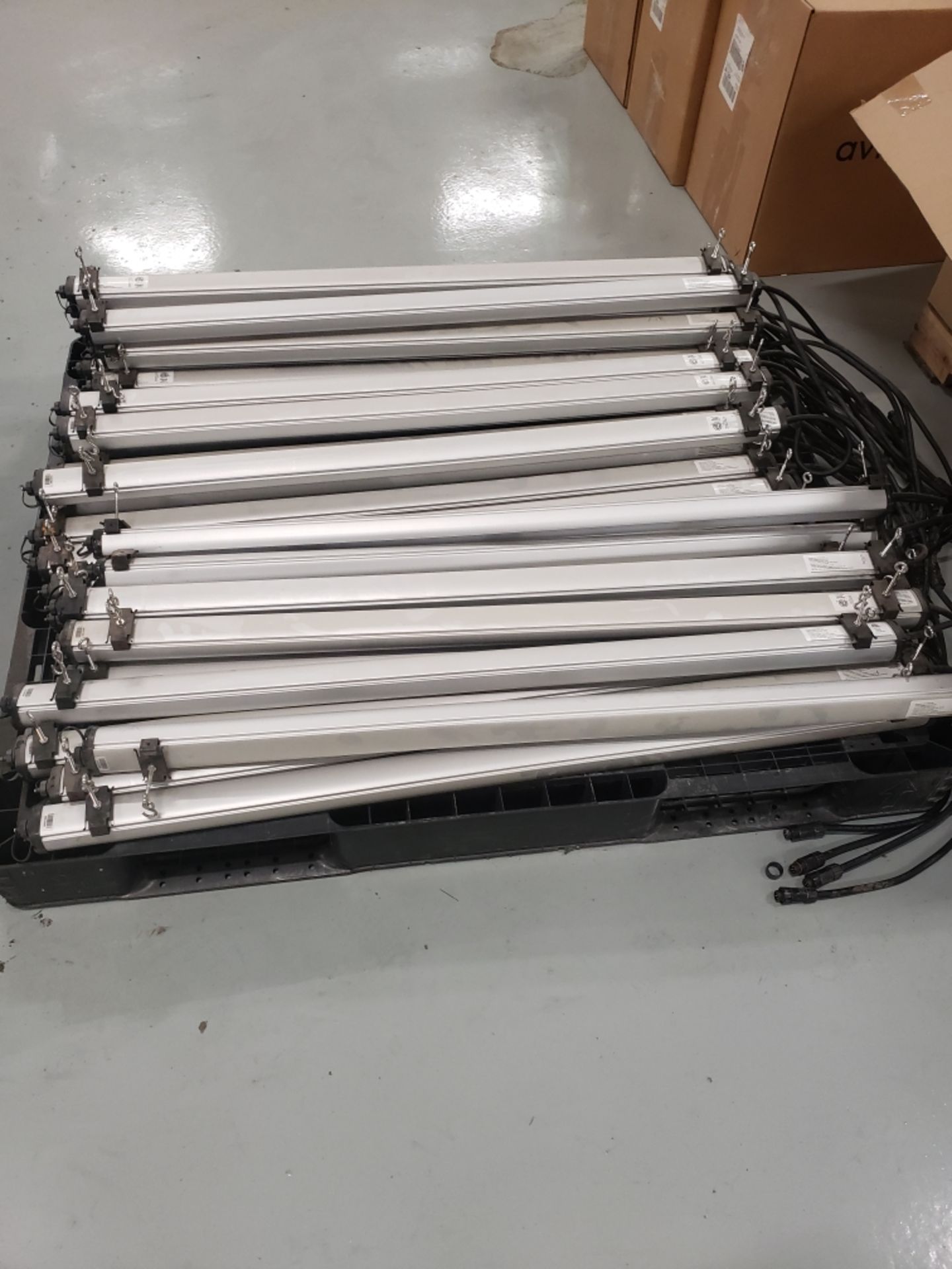 LOT - 2018 ILLUMITEX INC. ESW14812F3UD LED HORTICULTURAL LIGHTS (120-277VAC) ( 153 LIGHTS)