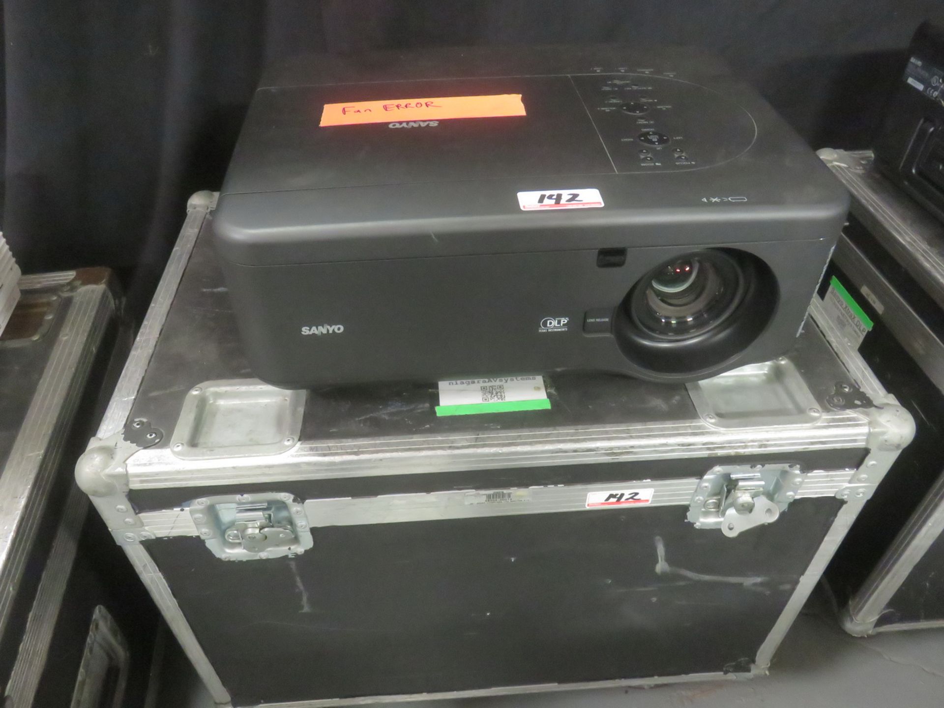 SANYO POG-DXTIOL PRO XTRAX MULTIVERSE PROJECTOR W/ PORT TRAVEL CASE (FAN ERROR)