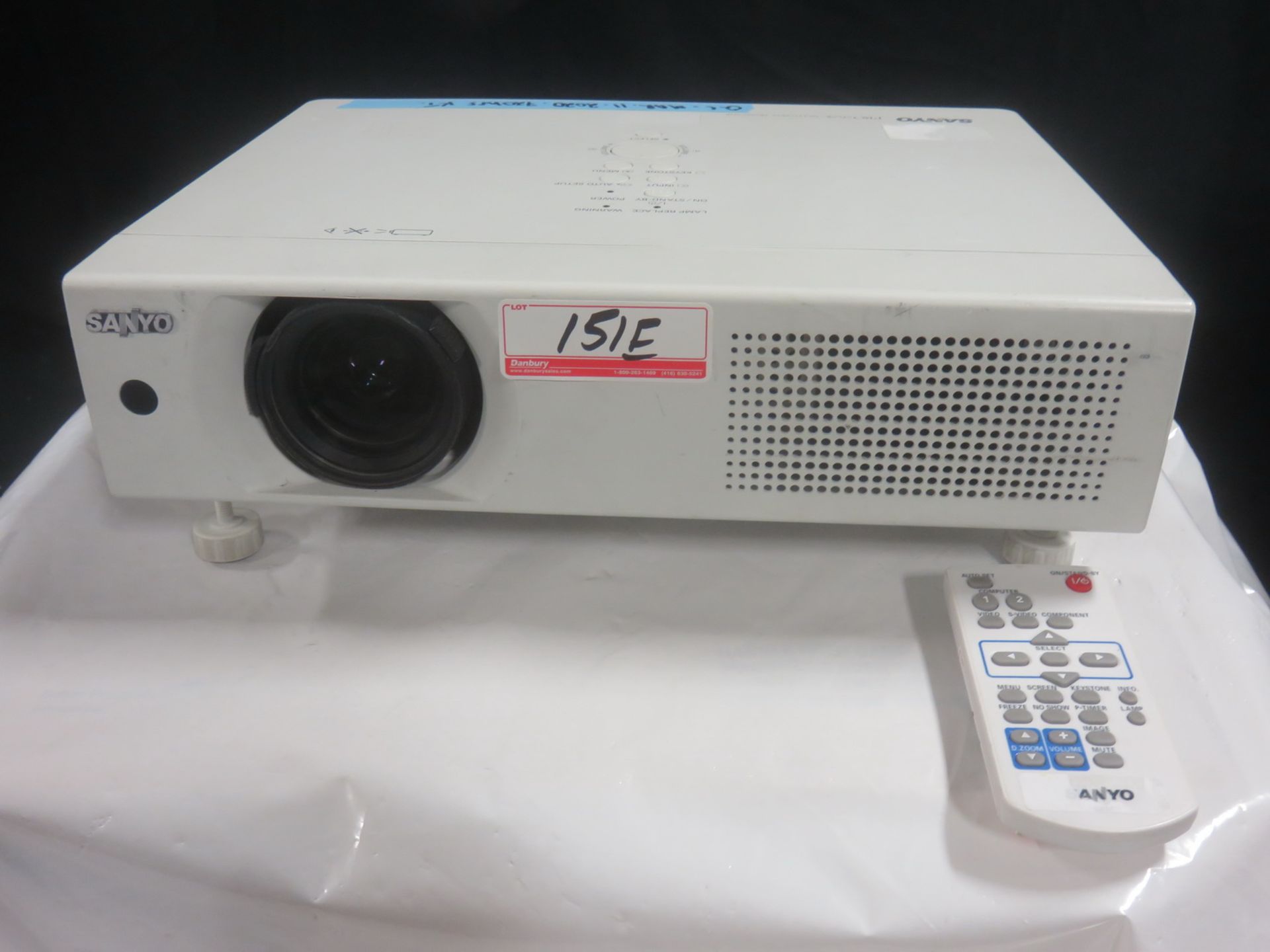 SANYO PLC-XU 106 LCD PROJECTOR W/ REMOTE + POWER CORD (720 HRS)