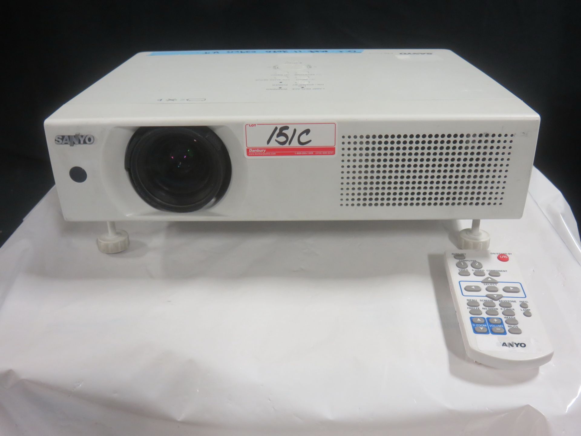 SANYO PLC-XU 106 LCD PROJECTOR W/ REMOTE + POWER CORD (539 HRS)