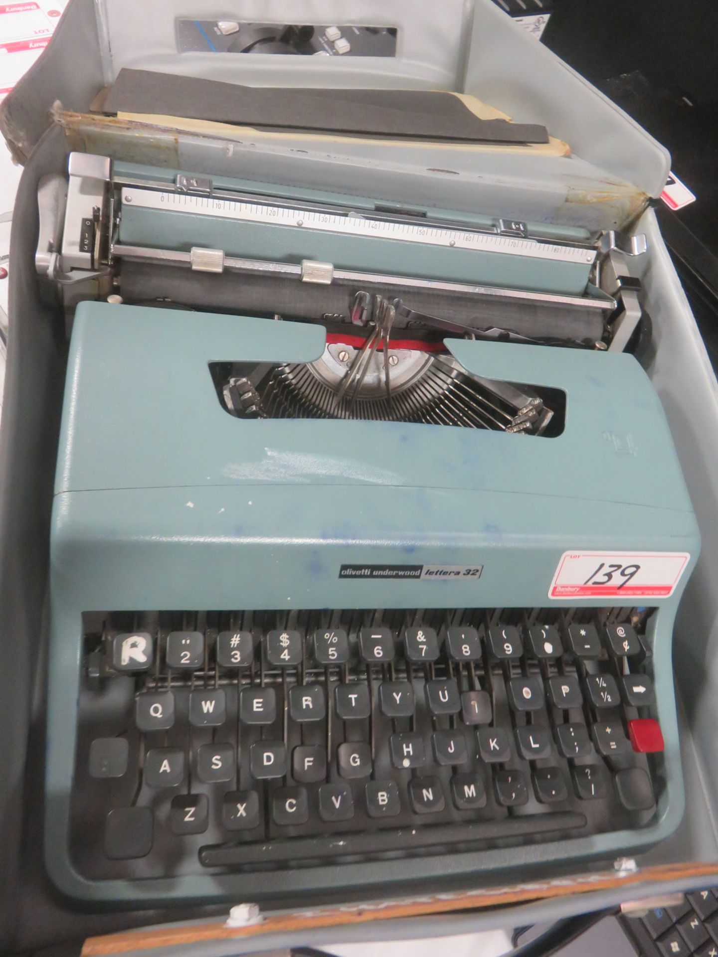 OLIVETTI UNDERWOOD LETTER A32 TYPEWRITER