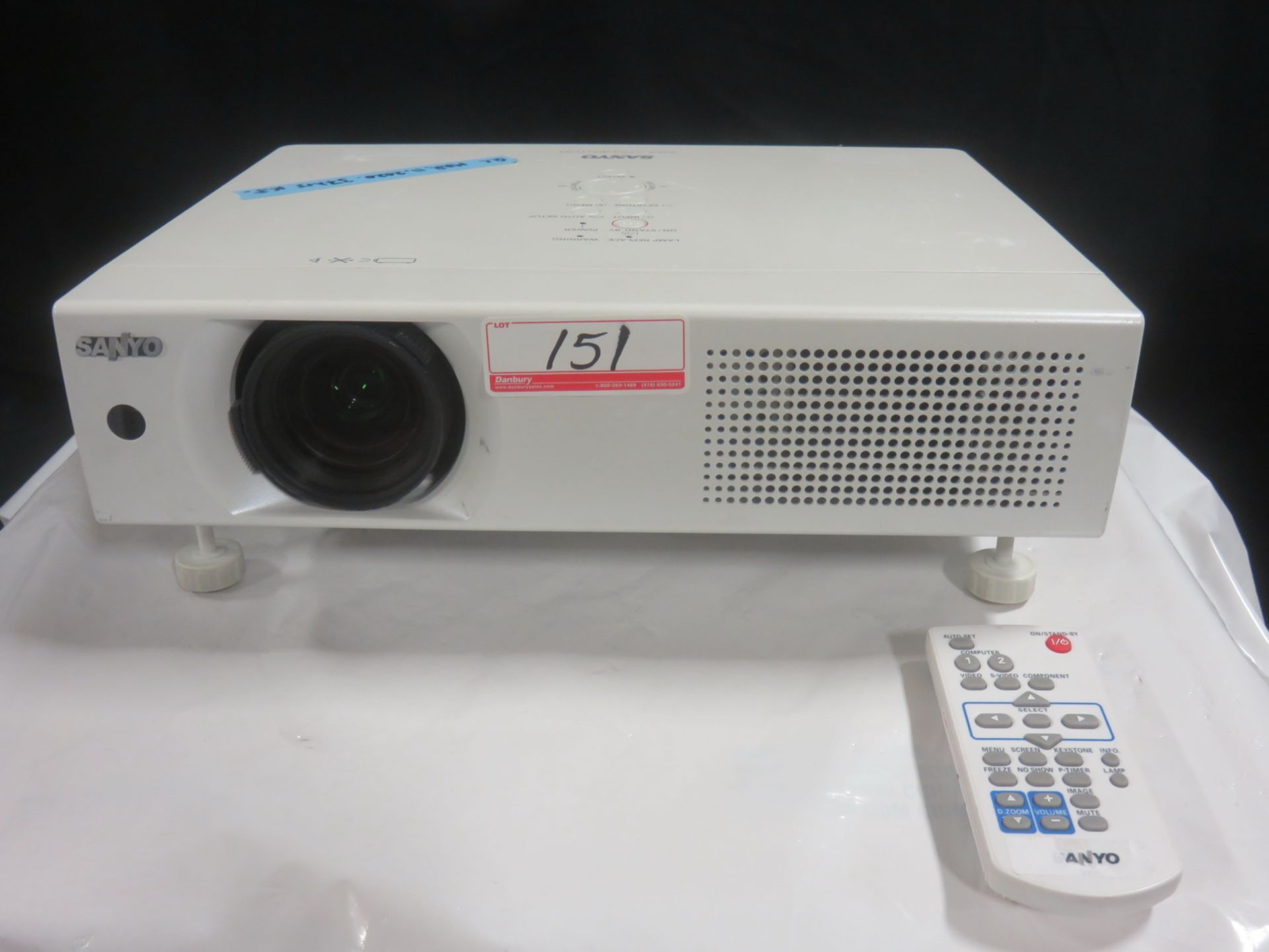 SANYO PLC-XU 106 LCD PROJECTOR W/ REMOTE + POWER CORD (37 HRS)