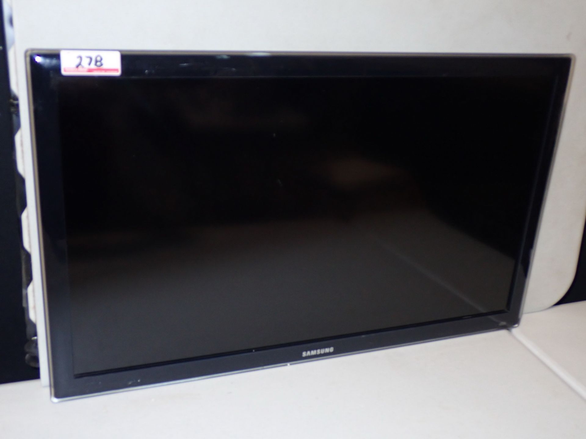 SAMSUNG UN32D4000ND 32" LED TV (SCRATCH ON SCREEN)