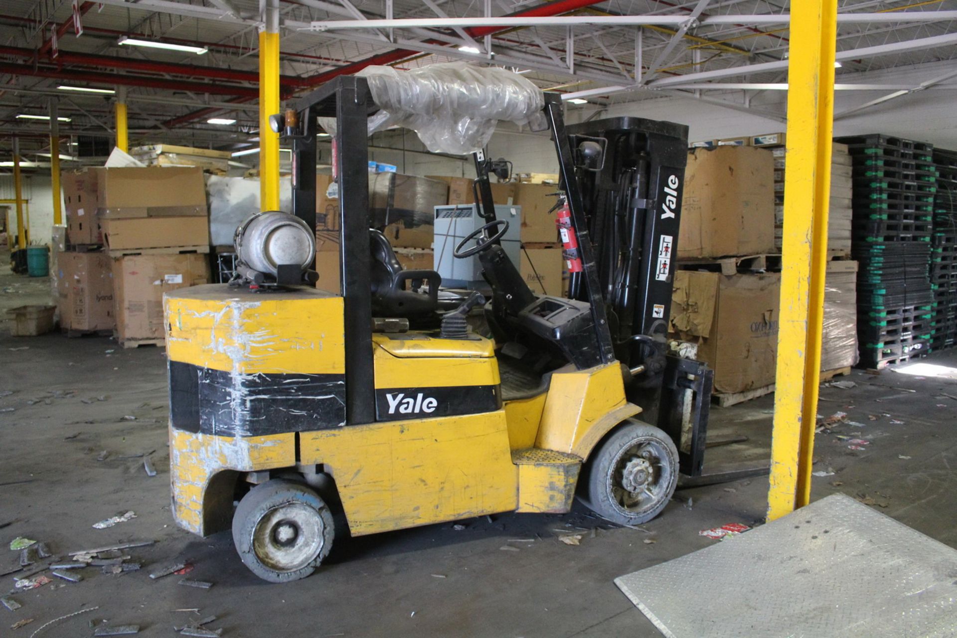 YALE PROPANE POWERED FORKLIFT - NO ID PLATE (APPROX 7,500LBS CAP) C/W 3-STAGE MAST, 181" LIFT