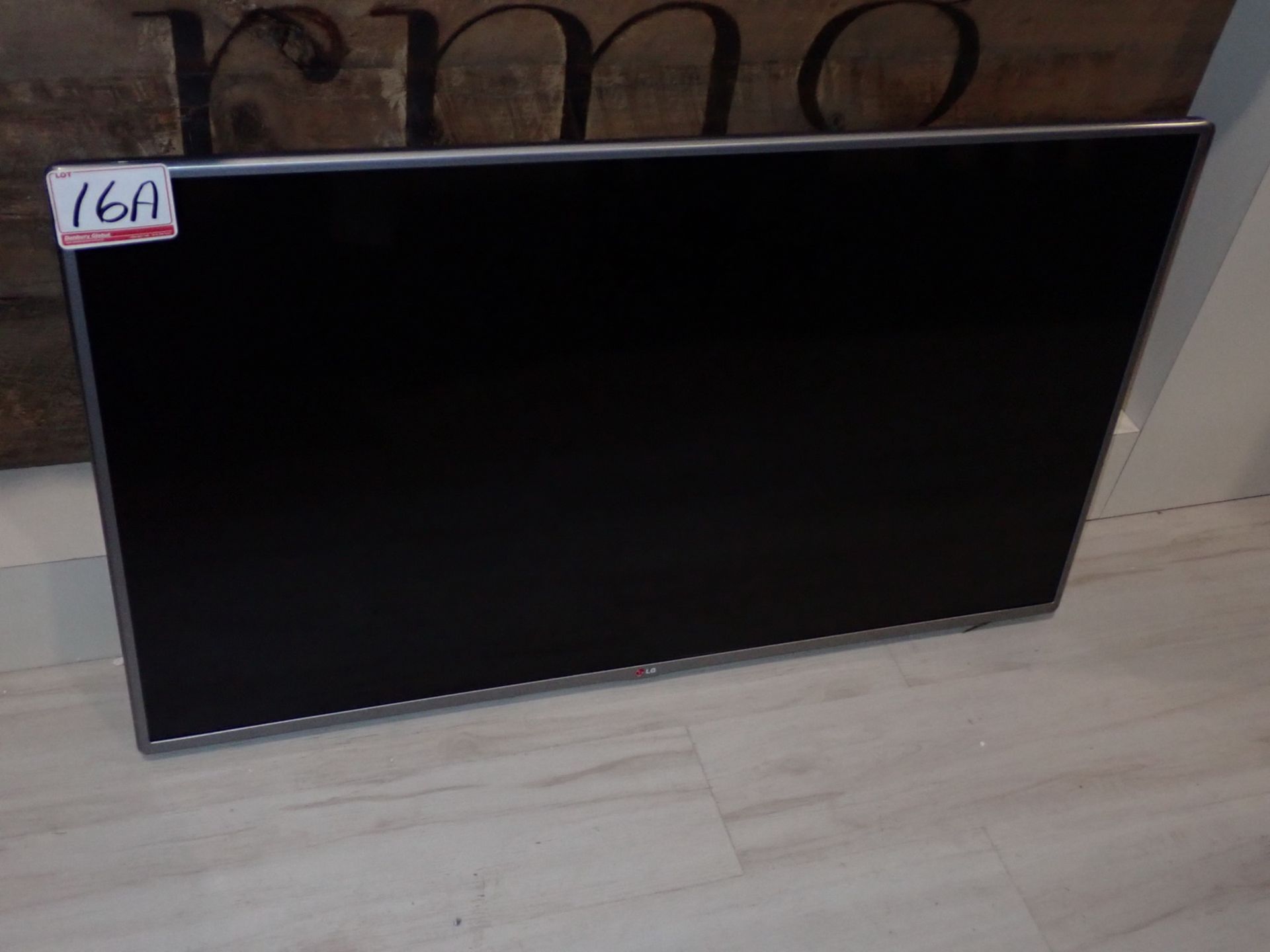 LG 47LB5830UV 47"LED SMART HD TV (LIGHT SCRATCH ON SCREEN)