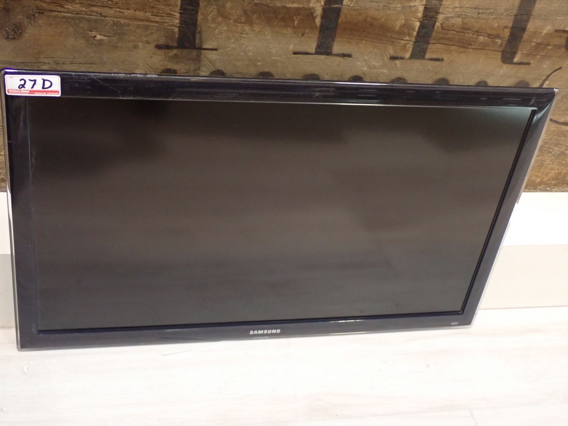 SAMSUNG 32" LED TV (SMALL SCRATCH ON SCREEN)