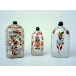 Drei Schnapsflaschen mit floraler Emailmalerei, alpenländisch, 18./19. Jhd.<